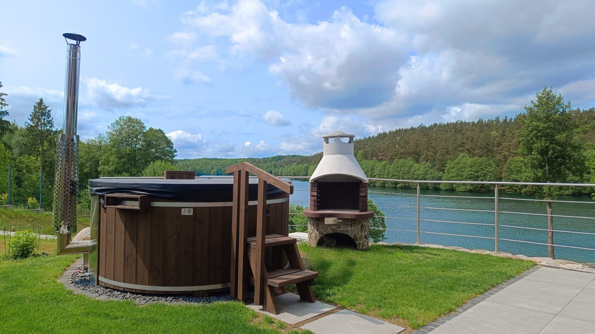 Drewniana balia z piecem i grill ogrodowy na tarasie z widokiem na jezioro i las – Kaszubskie Tarasy